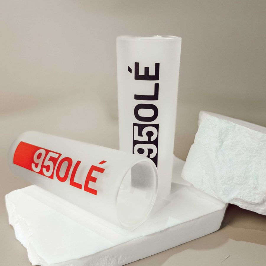 Düsseldorf Shotglas 950LÉ mit mattem, transluzentem Design und vertikalem Print.