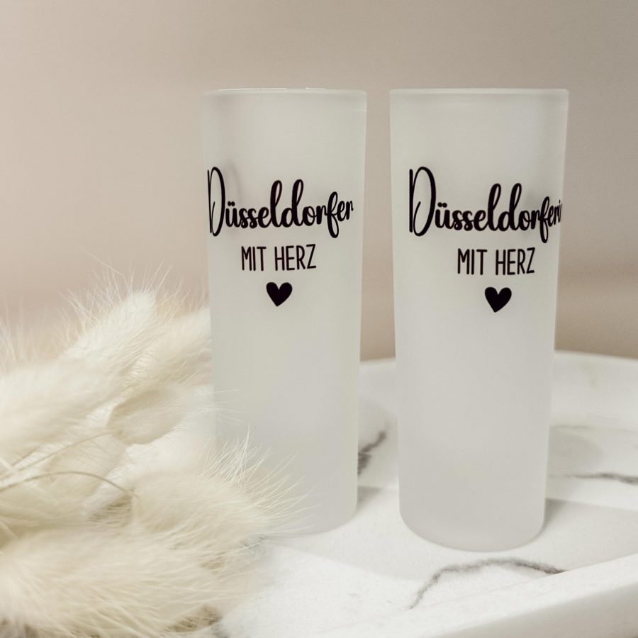 Mattes Düsseldorf Shotglas mit „Düsseldorfer mit Herz“ Schriftzug und Herzmotiv.